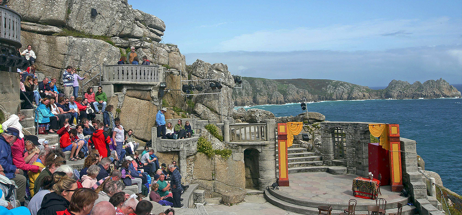In 1932 Rowena Cade and Billy Rawlings, created the Minac theatre.